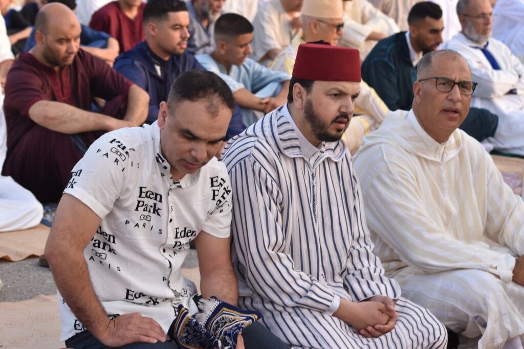 في مشهد مهيب واقبال كبير ونجاح التنظيم : ساكنة العروي بالناظور تؤدي صلاة العيد في مصلى المسجد الكبير