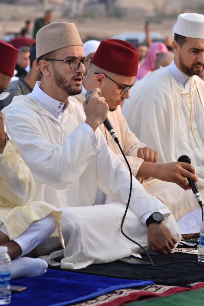 في مشهد مهيب واقبال كبير ونجاح التنظيم : ساكنة العروي بالناظور تؤدي صلاة العيد في مصلى المسجد الكبير