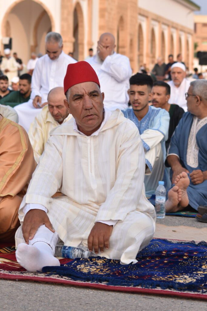 في مشهد مهيب واقبال كبير ونجاح التنظيم : ساكنة العروي بالناظور تؤدي صلاة العيد في مصلى المسجد الكبير