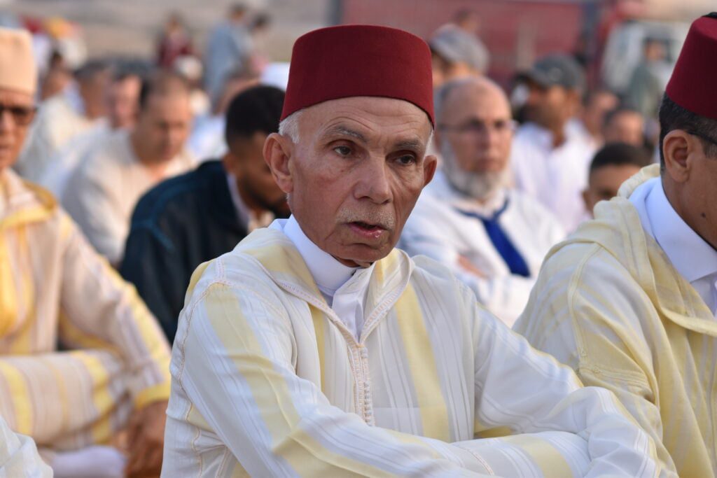 في مشهد مهيب واقبال كبير ونجاح التنظيم : ساكنة العروي بالناظور تؤدي صلاة العيد في مصلى المسجد الكبير