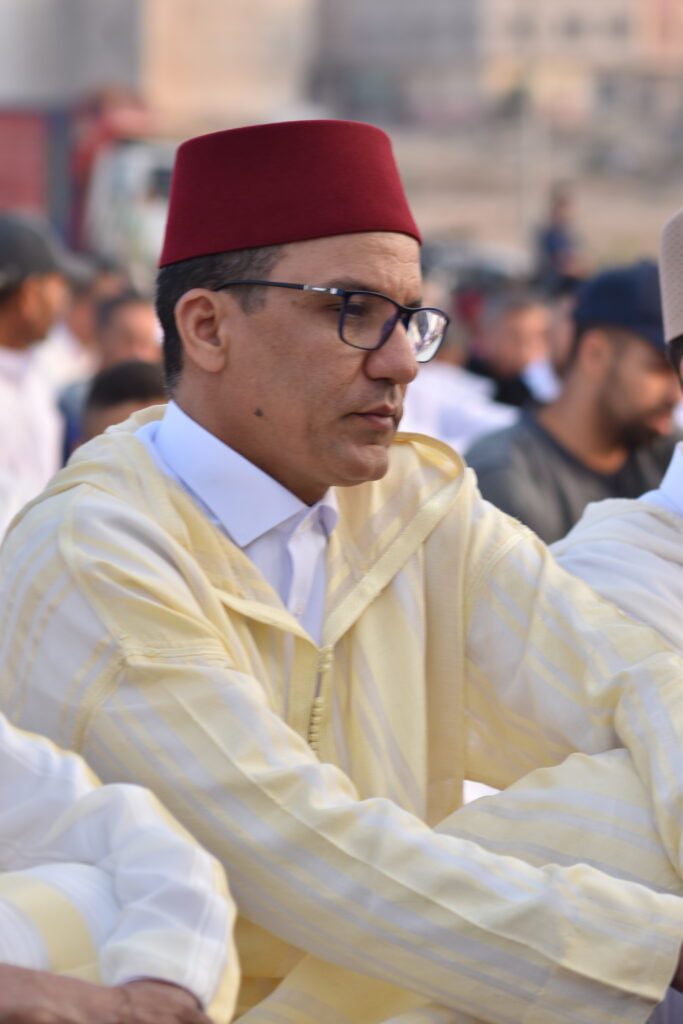 في مشهد مهيب واقبال كبير ونجاح التنظيم : ساكنة العروي بالناظور تؤدي صلاة العيد في مصلى المسجد الكبير