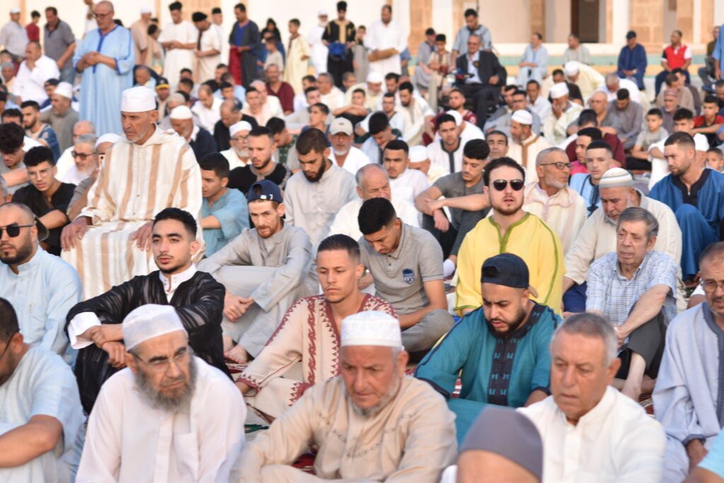 في مشهد مهيب واقبال كبير ونجاح التنظيم : ساكنة العروي بالناظور تؤدي صلاة العيد في مصلى المسجد الكبير