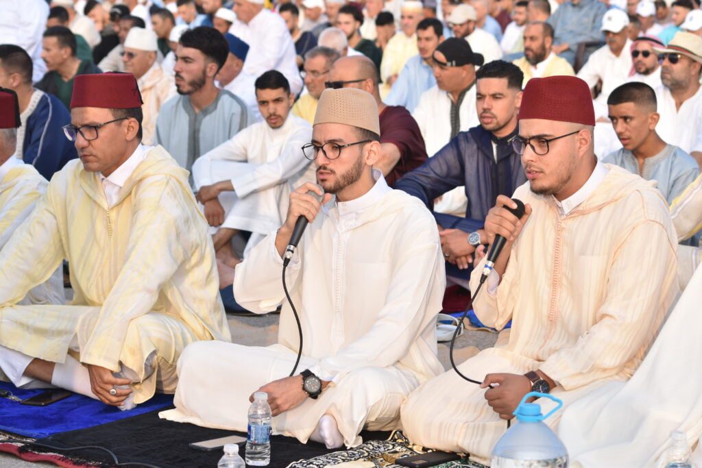 في مشهد مهيب واقبال كبير ونجاح التنظيم : ساكنة العروي بالناظور تؤدي صلاة العيد في مصلى المسجد الكبير
