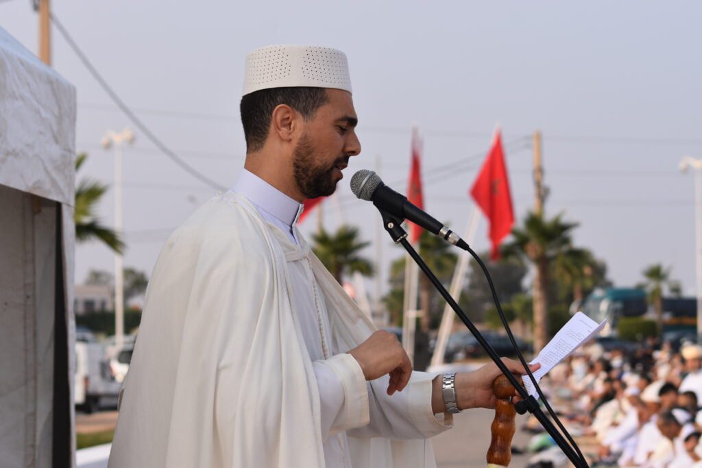 في مشهد مهيب واقبال كبير ونجاح التنظيم : ساكنة العروي بالناظور تؤدي صلاة العيد في مصلى المسجد الكبير
