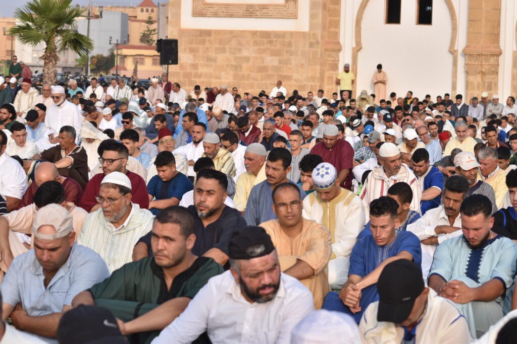 في مشهد مهيب واقبال كبير ونجاح التنظيم : ساكنة العروي بالناظور تؤدي صلاة العيد في مصلى المسجد الكبير