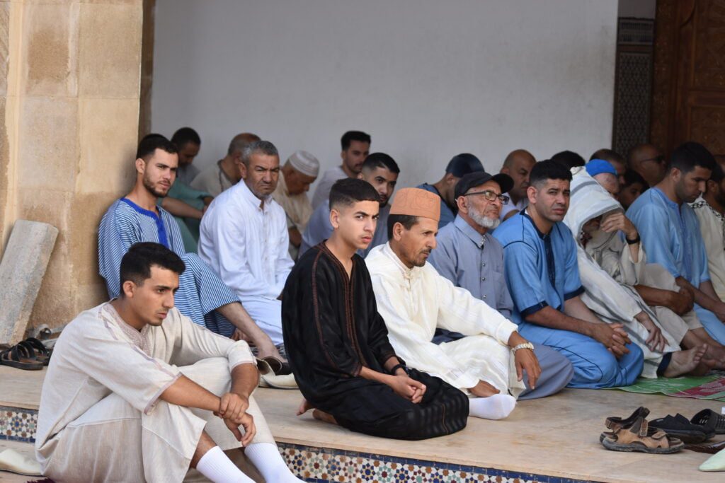 في مشهد مهيب واقبال كبير ونجاح التنظيم : ساكنة العروي بالناظور تؤدي صلاة العيد في مصلى المسجد الكبير