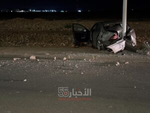 حادثة سير غريبة قرب مطار العروي: سائق يصطدم بعمود كهربائي هربًا من كلاب ضالة