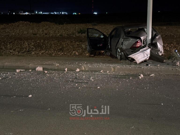 حادثة سير غريبة قرب مطار العروي: سائق يصطدم بعمود كهربائي هربًا من كلاب ضالة
