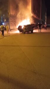 شاهد: حريق يلتهم سيارة داخل كراج بالعروي