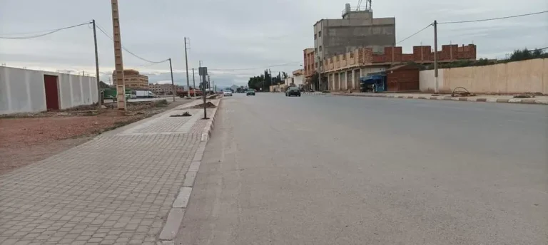 المدخل الغربي للعروي : أكشاك فارغة وعشوائية تسيء لصورة بوابة الناظور الجوية