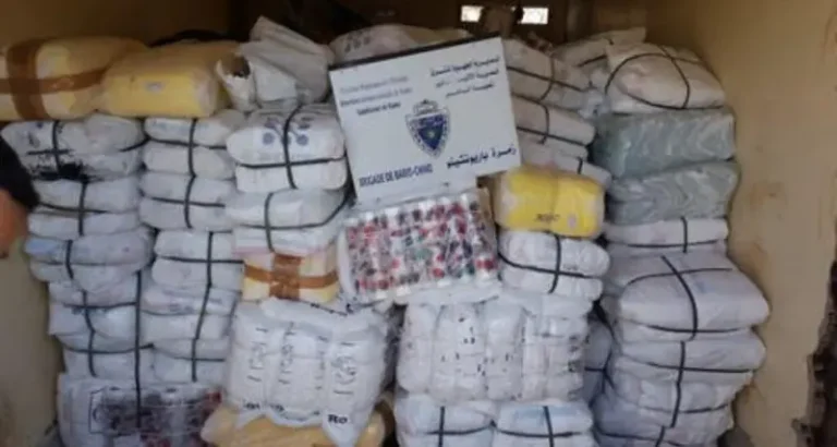 توقيف سائق شاحنة بحوزته 12 طنا من الأكياس البلاستيكية المحظورة بالناظور