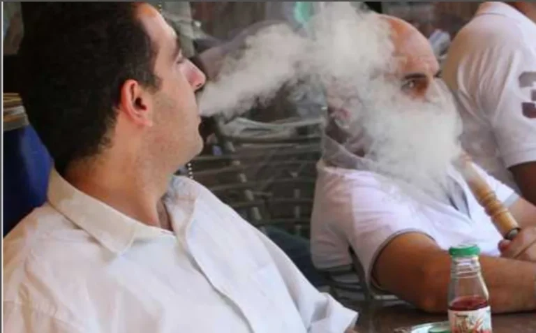 قانون جديد على المدخنين بالمغرب.. الف درهم للمدخنين في الاماكن العمومية