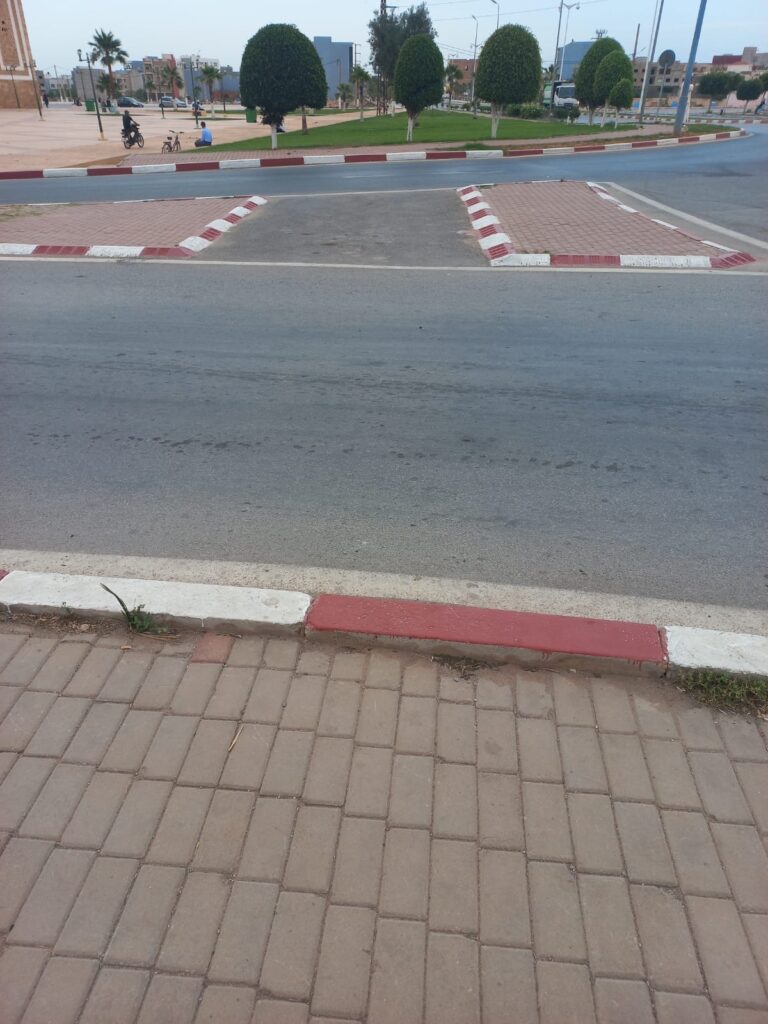 بين الحديقة وساحة المسجد.. ممر راجلين مفقود يُقلق ساكنة العروي